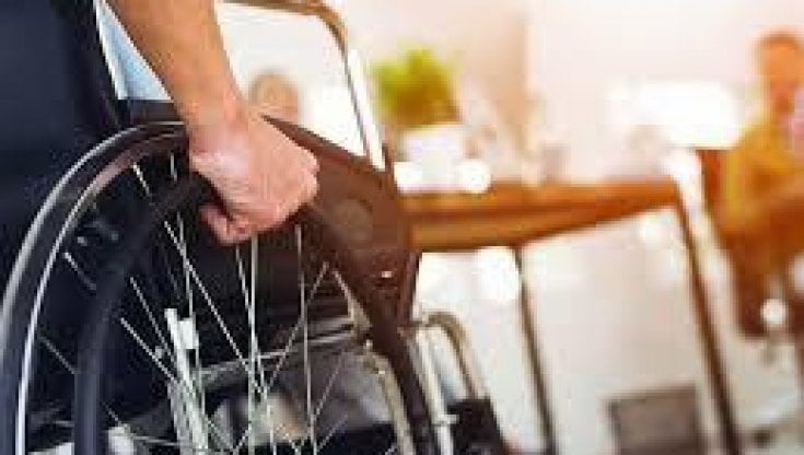 Cagliari, ragazzo disabile senza assistente a scuola non può andare in bagno. La mamma chiama i carabinieri 