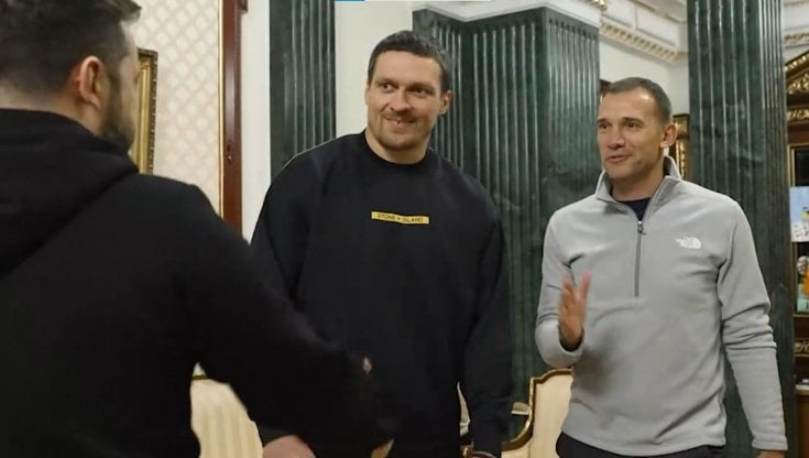 Shevchenko, primo da destra nella foto