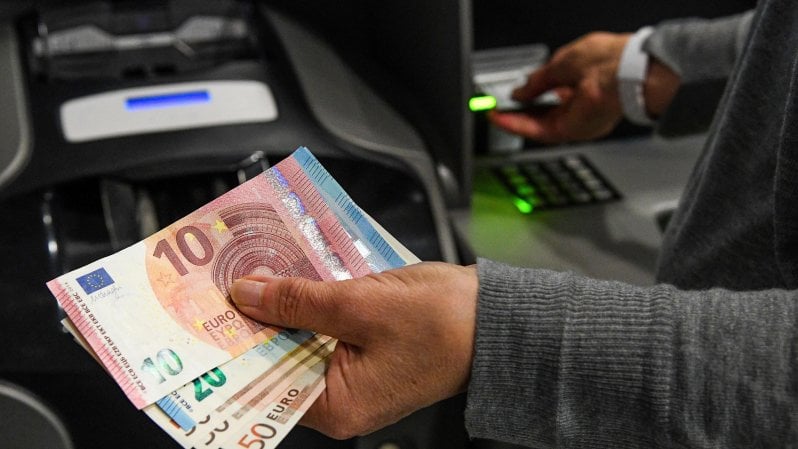 Bancomat, l’Antitrust boccia il nuovo modello delle commissioni: danneggia la concorrenza