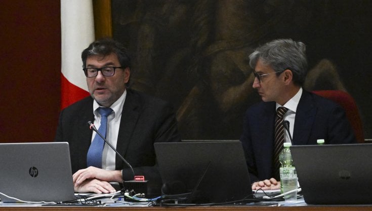 Il ministro dell'Economia, Giancarlo Giorgetti, e il presidente della Commissione Bilancio della Camera, Giuseppe Mangialavori