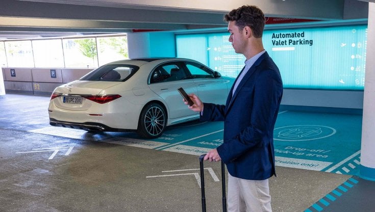 Ecco la Mercedes che parcheggia da sola
