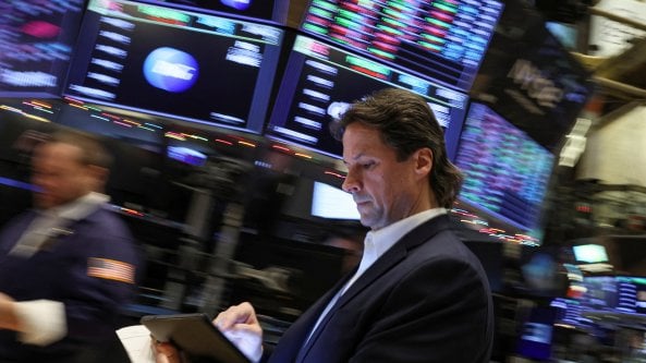 Le Borse di oggi, 6 dicembre. Europa debole, si riducono le speranze di una Fed più morbida