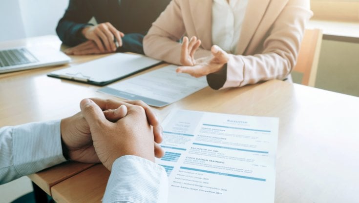 Colloquio di lavoro con stipendio al buio: perché in Italia solo un'azienda su dieci indica il salario negli annunci?