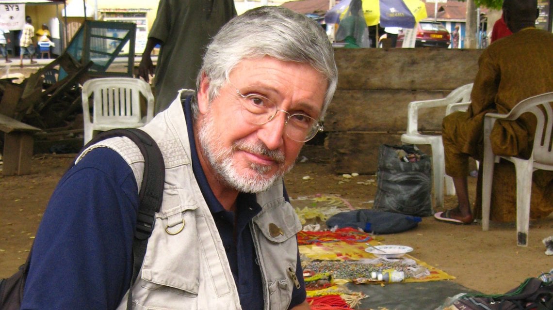 Augusto Panini al mercato delle perle di Koforidua, in Ghana