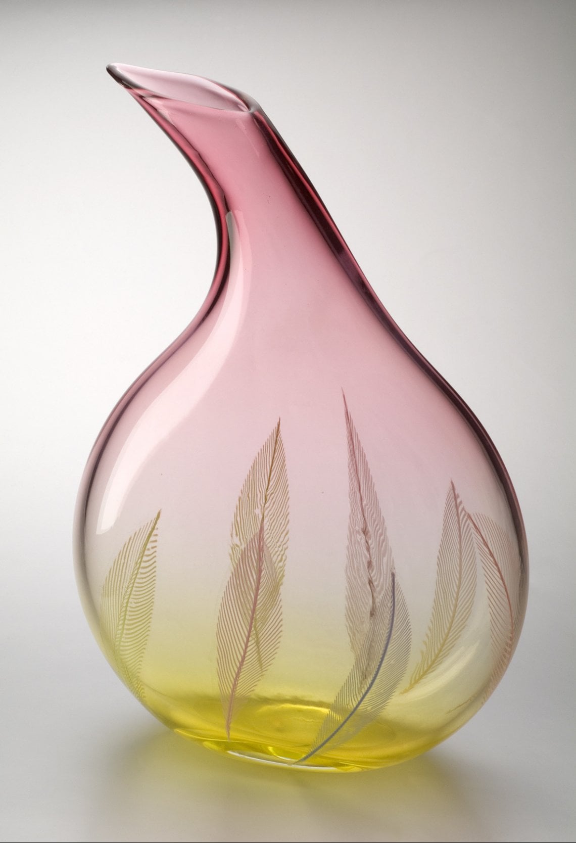 Dalla collezione di Toniatti Giacometti, un vaso della serie a "piume" della vetreria Archimede Saguso di Murano