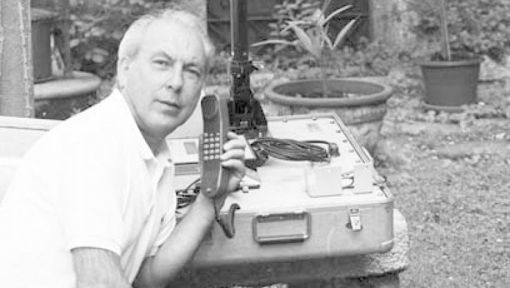 Enzo Pifferi con il telefono satellitare utilizzato da Peter Arnett