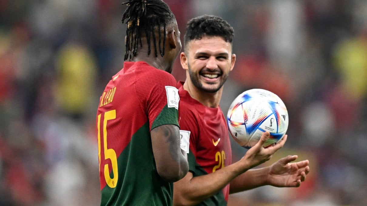 Il  Portogallo travolge la Svizzera senza Ronaldo (6-1) e vola ai  quarti. Tripletta di Gon&ccedil;alo Ramos, scelto al posto di CR7. A segno anche Leao | <a href="https://puntoitalia.online/sport/calcio/2022/12/06/news/goncalo_ramos_chi_e_portogallo_ronaldo_panchina-377825750/?ref=RHLF-BG-I377828428-P2-S2-T1"><strong>Il sostituto di Cristiano che ha portato il pallone a casa<br /></strong></a>