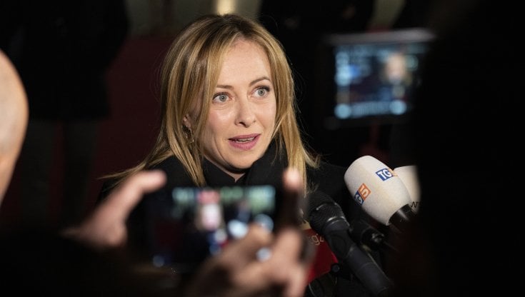 Minacce social a Meloni e alla figlia: "Attenta a togliere il reddito di cittadinanza". Da FdI: "Leader politici soffiano sul fuoco, Conte condanni"