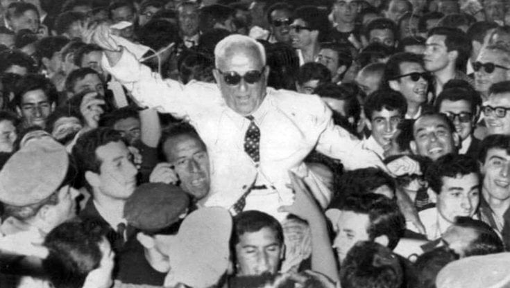 Achille Lauro (1887-1982), armatore, uomo politico e presidente&nbsp;del Napoli calcio: nella foto &egrave; portato in trionfo dai tifosi della sua squadra