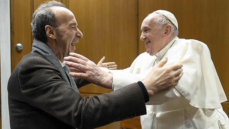 Il Papa, Benigni e lo scambio di battute su San Francesco: "La sua vita è stata uno spettacolo"