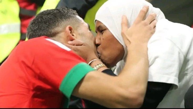 Il bacio di Hakimi alla madre in tribuna