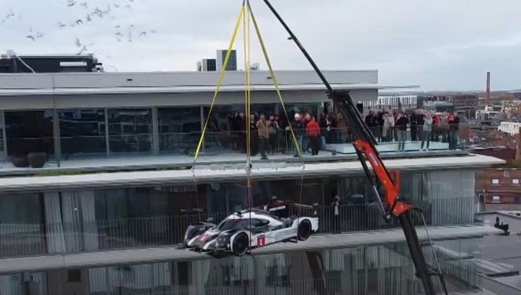 Si fa portare una Porsche 919 sul terrazzo dell'attico: "E' opera d'arte"