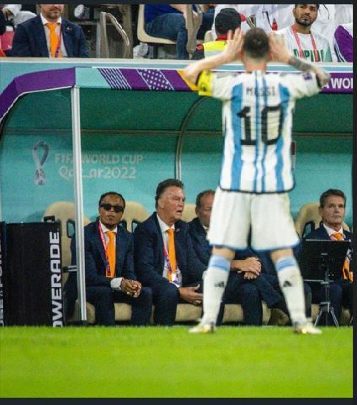 Messi esulta provocatoriamente davanti a Van Gaal