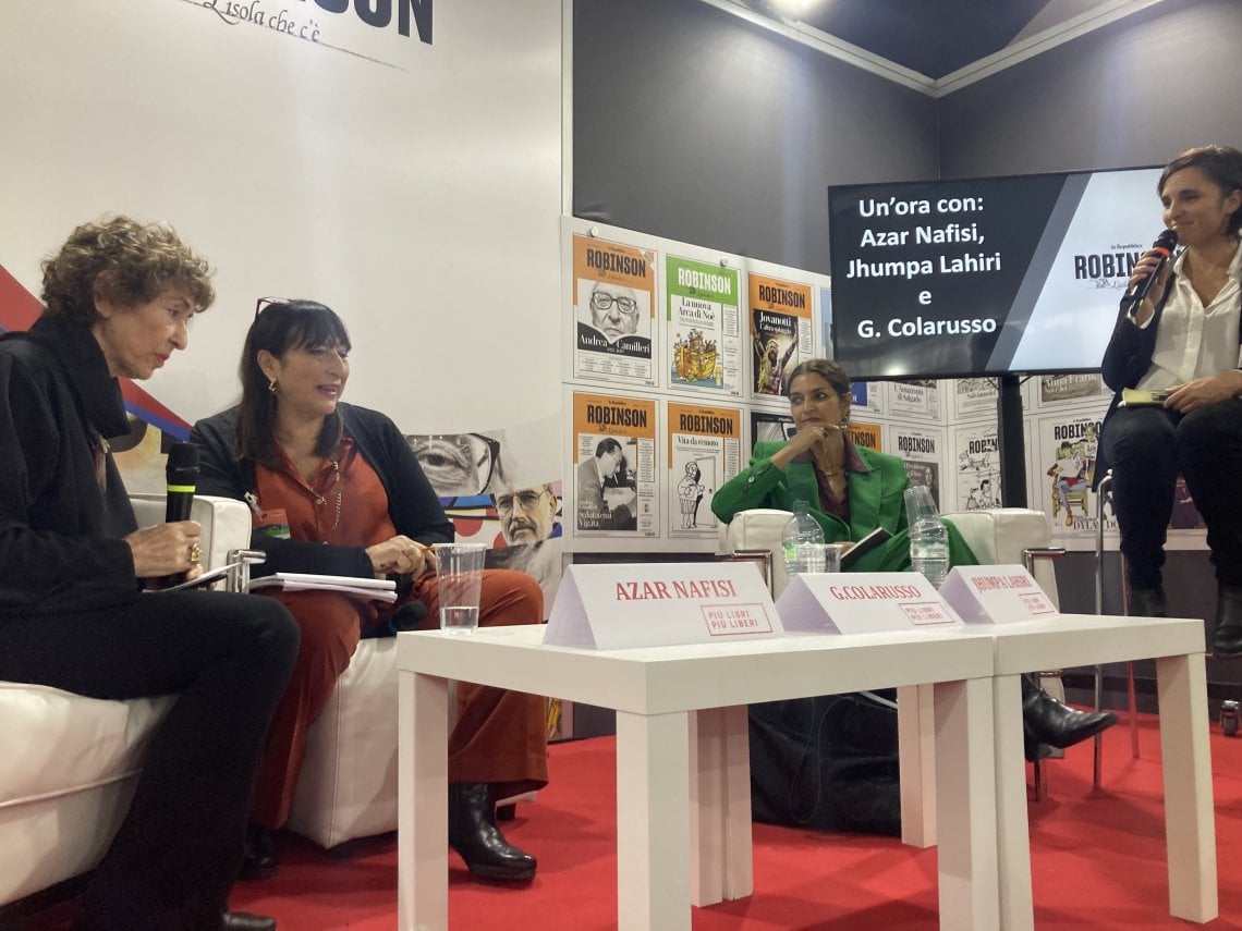 Da sinistra, Azar Nafisi, la traduttrice simultanea, Jhumpa Lahiri e Gabriella Colarusso