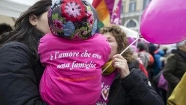 Coppie gay, nel Comune leghista due mamme sulla carta d'identità. Ma di carta