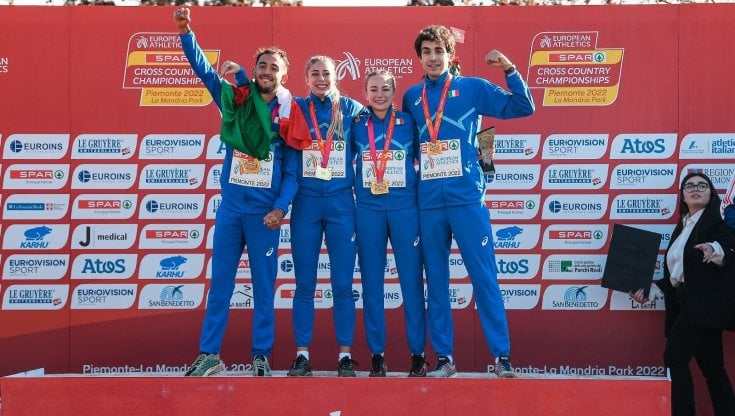I quattro azzurri della staffetta sul podio (foto fidal)