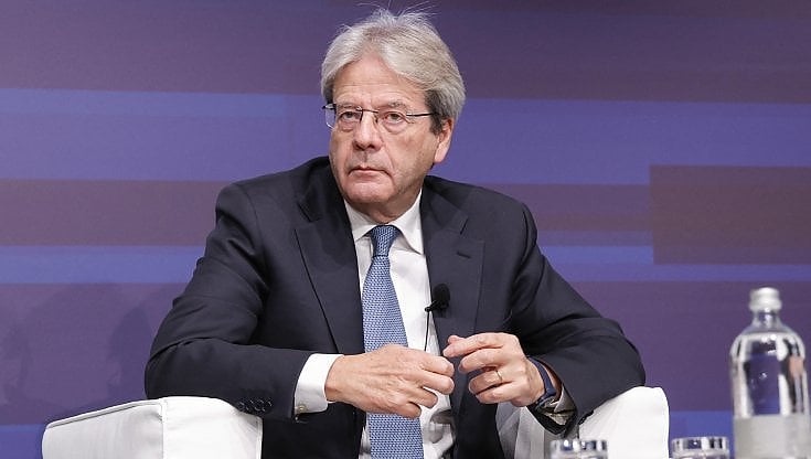 Pos, Gentiloni avverte il governo: "Impegno preso nel Pnrr, non si può contraddire"