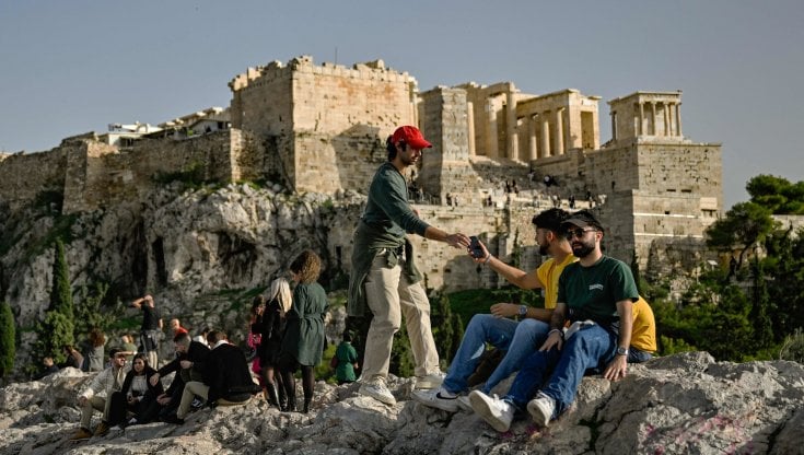 Turisti davanti all'Acropoli, il giorno dell'Immacolata