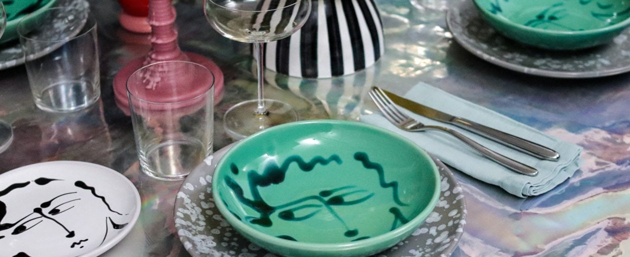 Gnambox riunisce ricette, consigli e indirizzi, ma non solo. Sullo shop on line, oggetti selezionati come i piatti con decorazione dripped