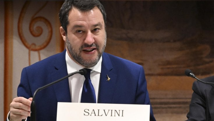La giornata politica, Salvini e la gaffe sulla sicurezza stradale: "Non basta educazione se si va in sette in auto". Ma la macchina era omologata per sette