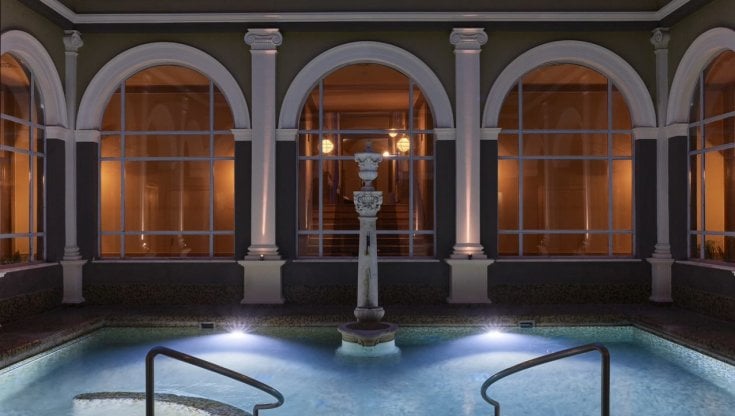 La piscina termale del resort Bagni di Pisa a San Giuliano Terme 