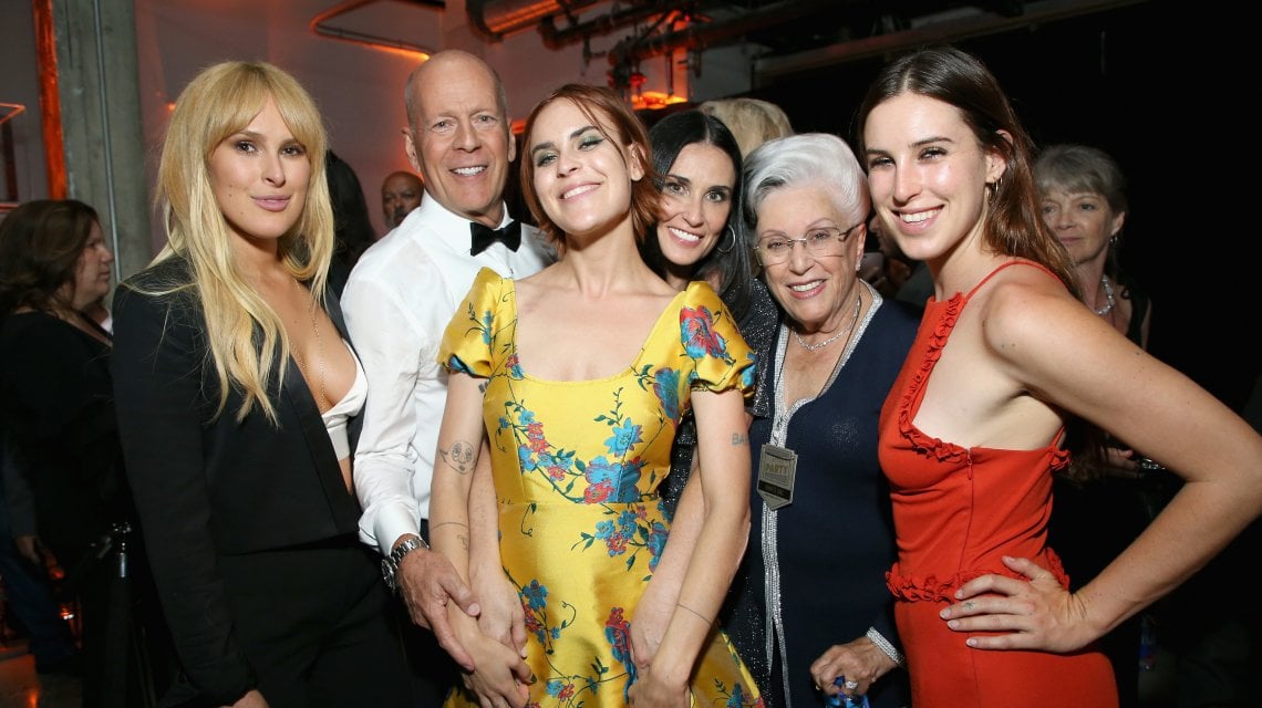La famiglia allargata: da sinistra, Rumer Willis, Bruce Willis, Tallulah Belle Willis, Demi Moore, Marlene Willis (madre dell'attore) e Scout LaRue Willis