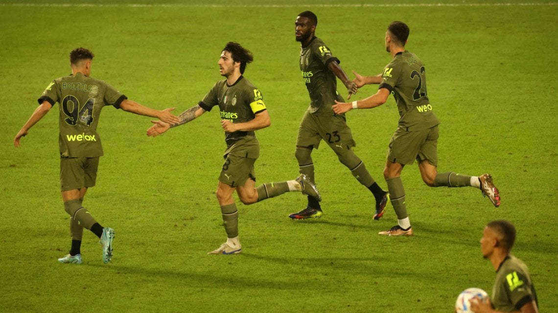 I giocatori del Milan dopo il gol