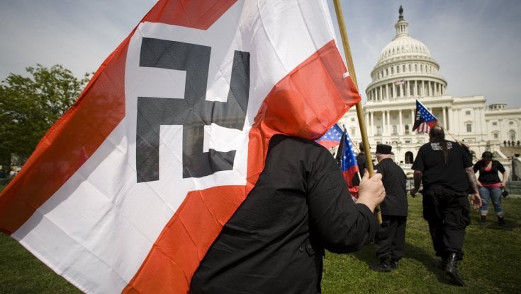 Alcuni membri del movimento americano National Socialist Movement protestano nel 2008&nbsp; a Washington