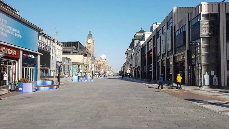 Wangfujing, una delle strade dello shopping di Pechino, &egrave; deserta: i cinesi evitano di uscire per paura dell'impennata dei contagi