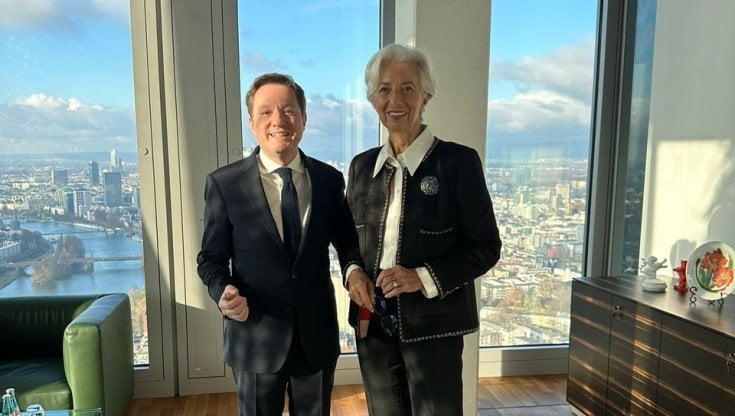 La presidente della Bce Christine Lagarde con il presidente dell'Osservatorio Giovani-Editori Andrea Ceccherini