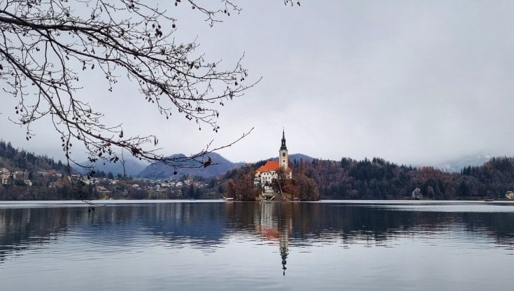 La magia del Natale in Slovenia: un viaggio alla scoperta di mercatini, castelli e laghi di ghiaccio