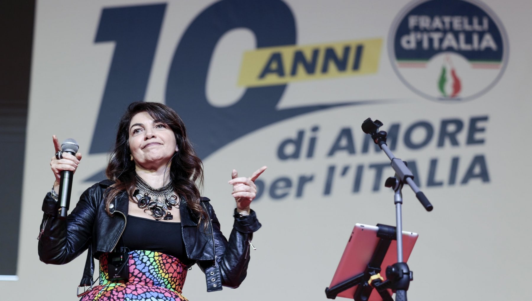 Cristina D'Avena con gonna arcobaleno alla manifestazione di Fratelli d ...