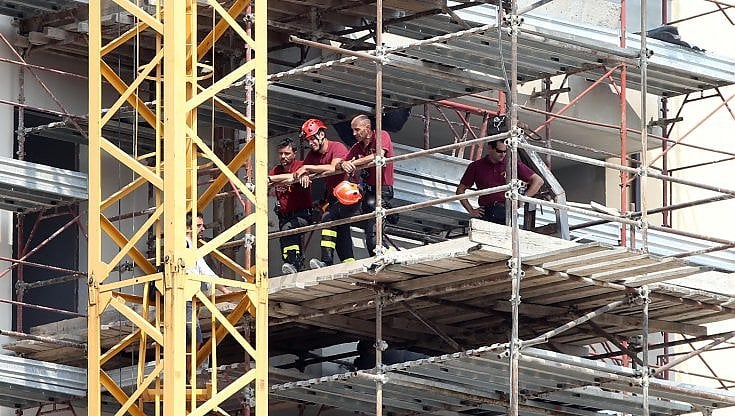 Nuovo codice degli appalti, l'allarme dei sindacati: "Con il subappalto a cascata rischi per i lavoratori su sicurezza e salari"
