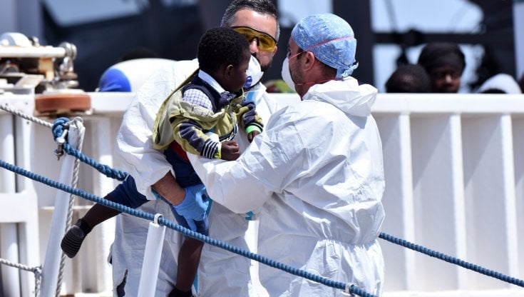 Migranti, l'Italia non aspetta l'Europa. "Dopo le feste la stretta Ong"