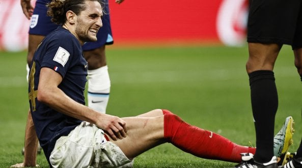 Francia tormentata dall'influenza prima della finale. E Dembel&eacute; prepara il t&egrave; al miele per i malati