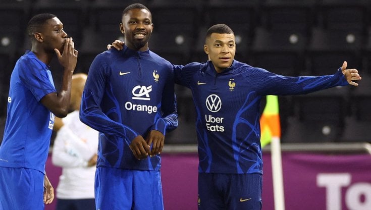 Muani con Mbapp&eacute; e Thuram