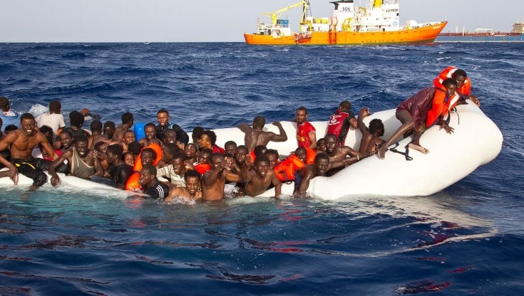 Migranti, nuovo naufragio a Lampedusa, morta una bimba di 3 anni. Il governo fa le prove generali del nuovo codice per le ong