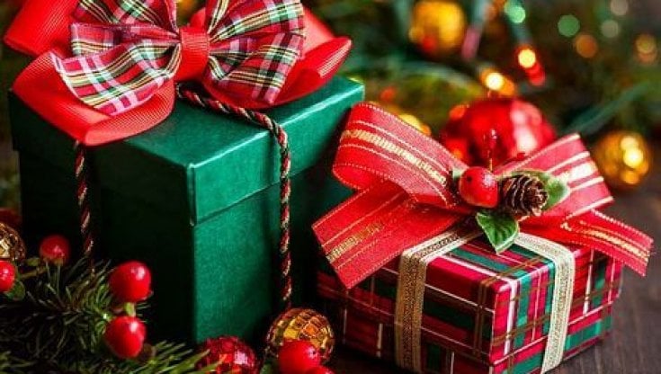 Natale, enogastronomia e giocattoli in cima alla lista dei regali. Ma niente acquisti per un italiano su quattro 