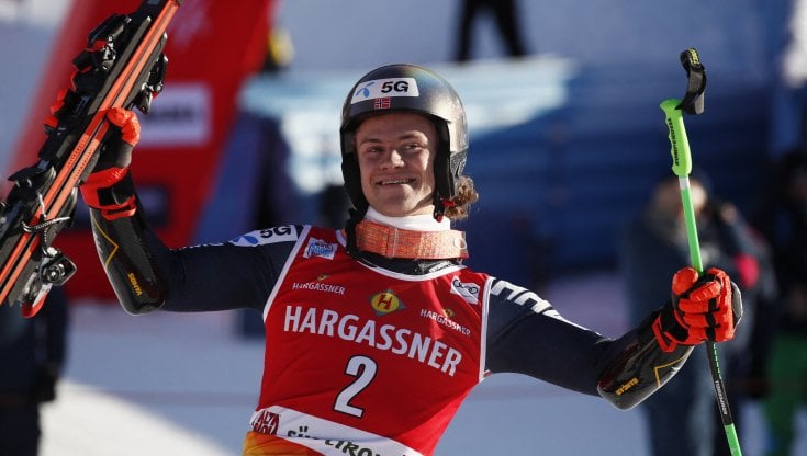 Lucas Braathen esulta al traguardo
