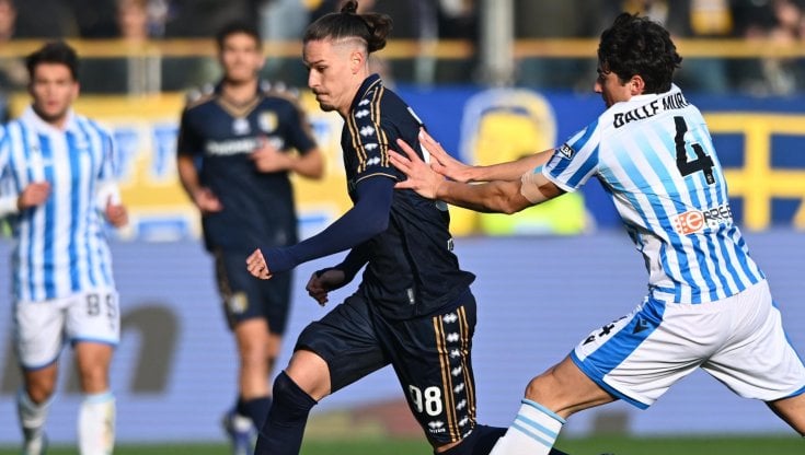 Serie B, il Genoa batte il Frosinone capolista, la Spal fa il colpo a Parma. Vincono in trasferta anche Ascoli, Como e Sudtirol