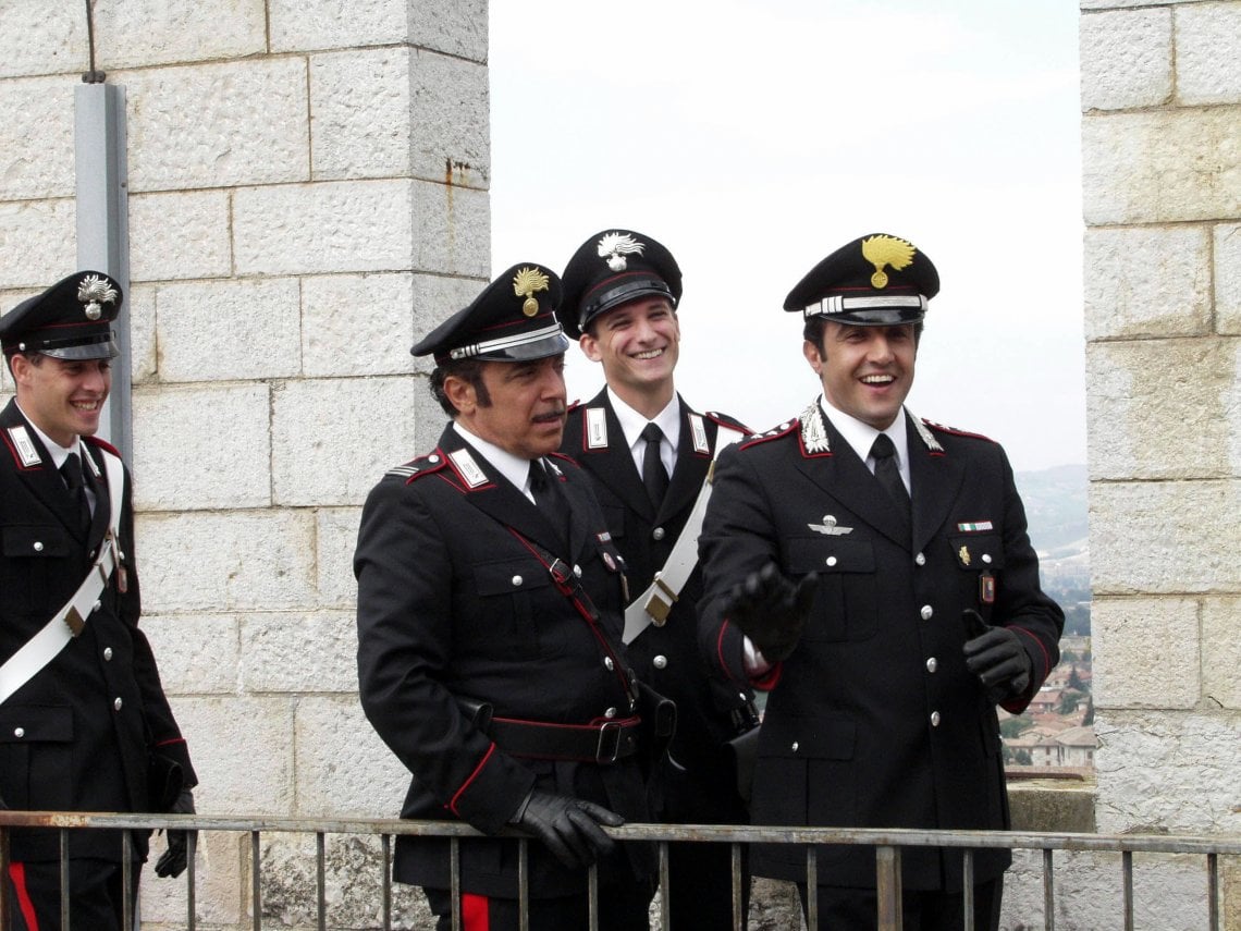 Flavio Insinna con Nino Frassica sul set di 'Don Matteo'