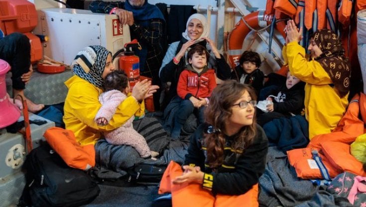Colpo basso alle navi Ong: porti sempre più lontani e l'asilo va chiesto a bordo