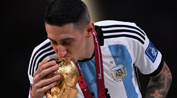 <strong>Le pagelle</strong> La parata di Martinez, l'energia di Di Maria. Demb&eacute;l&eacute; in tilt, Kolo Muani sfiora la storia
