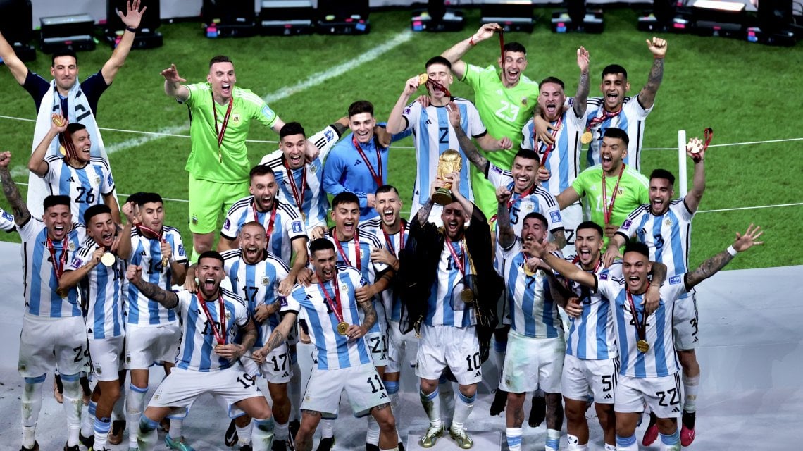 Il momento in cui Messi alza la coppa al cielo