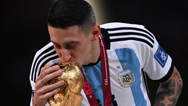Angel Di Maria bacia la coppa del mondo