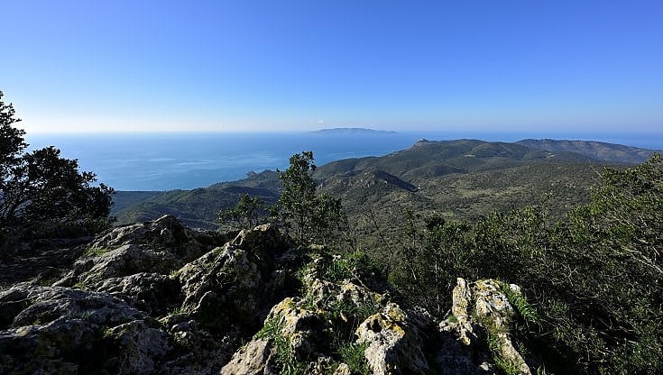 L'Isola del Giglio vista dall'Argentario (foto Arturo Cocchi)