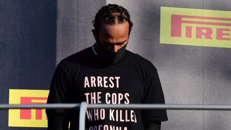 Lewis Hamilton con la maglia in cui chiede l'arresto peri poliziotti che hanno ucciso Breonna Taylor