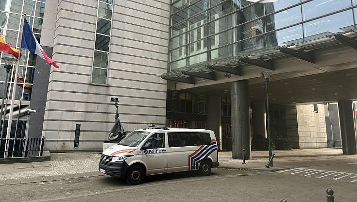 La Commissione Ue avverte: “Puniremo i funzionari corrotti”