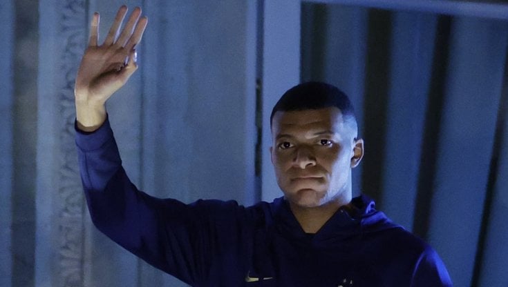 Kylian Mbapp&eacute; saluta i tifosi della Francia