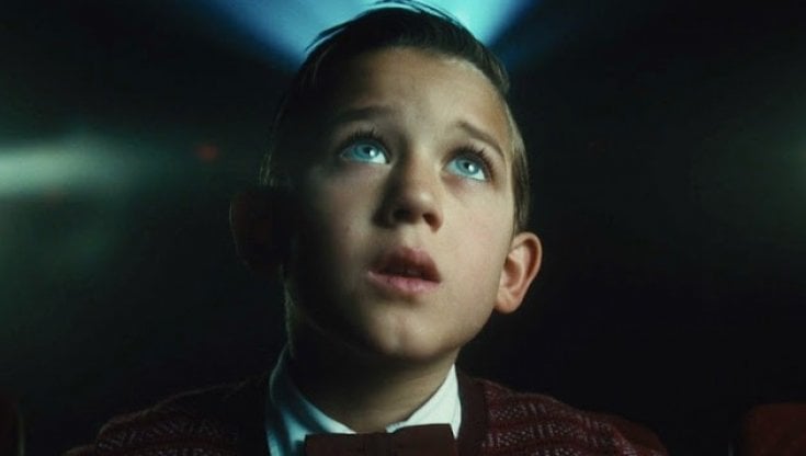 Il piccolo Sammy (l&rsquo;attore Mateo Zoryon Francis- DeFord) davanti allo schermo cinematografico nel film The Fabelmans di Steven Spielberg, storia della sua famiglia&nbsp;
